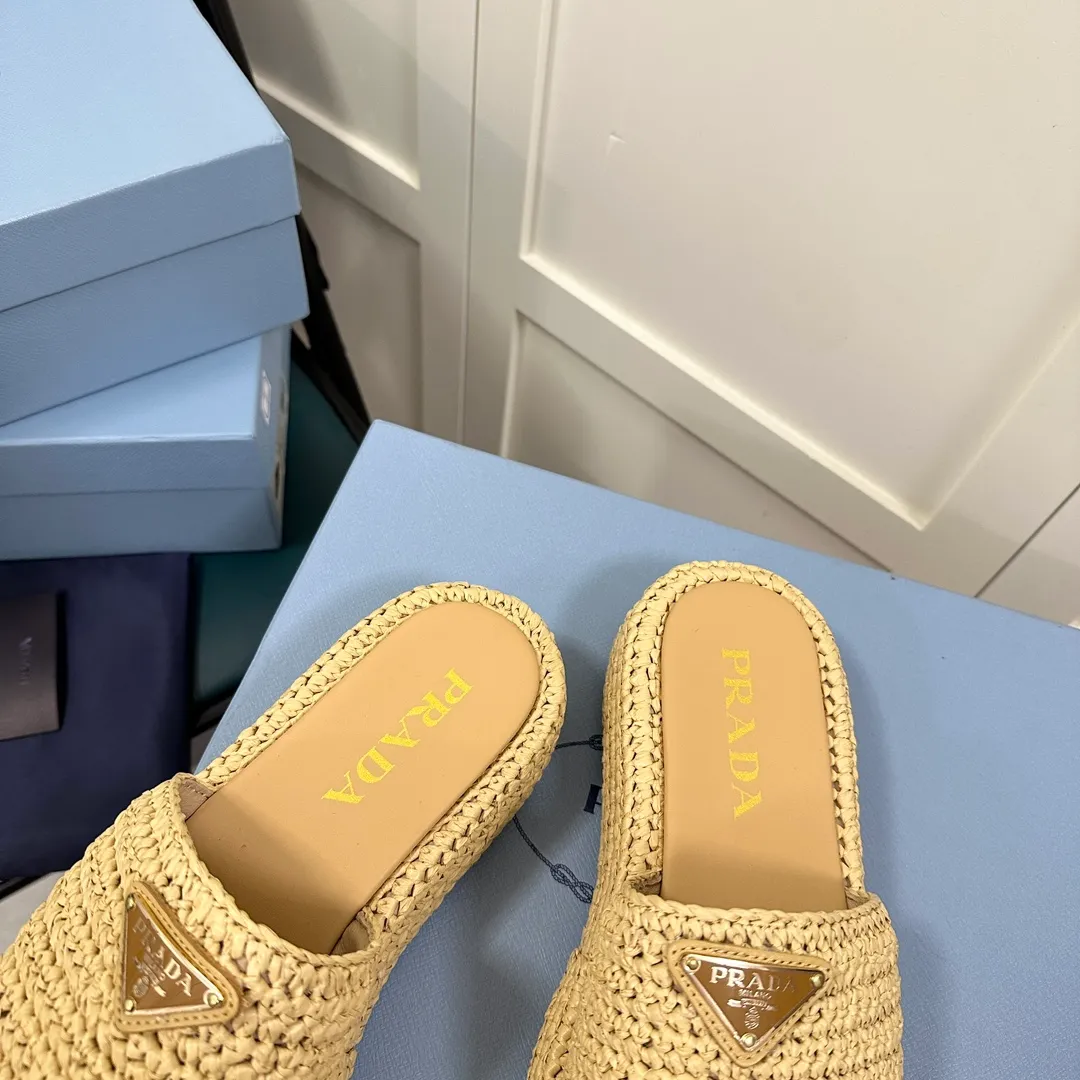 👟👟Ex-factory price 420👟👟 Prada’s new woven shoes and straw slippers! This year's popular straw series, lazy people's must-have slippers, look so good on your feet! ●Material: original uniform grass weave ●Inner padding: sheepskin lining ●Outsole: rubber outsole ●Number of yards: 35～40 (40 41 customized)